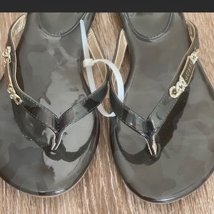 Nwt  army print Guess  sandale